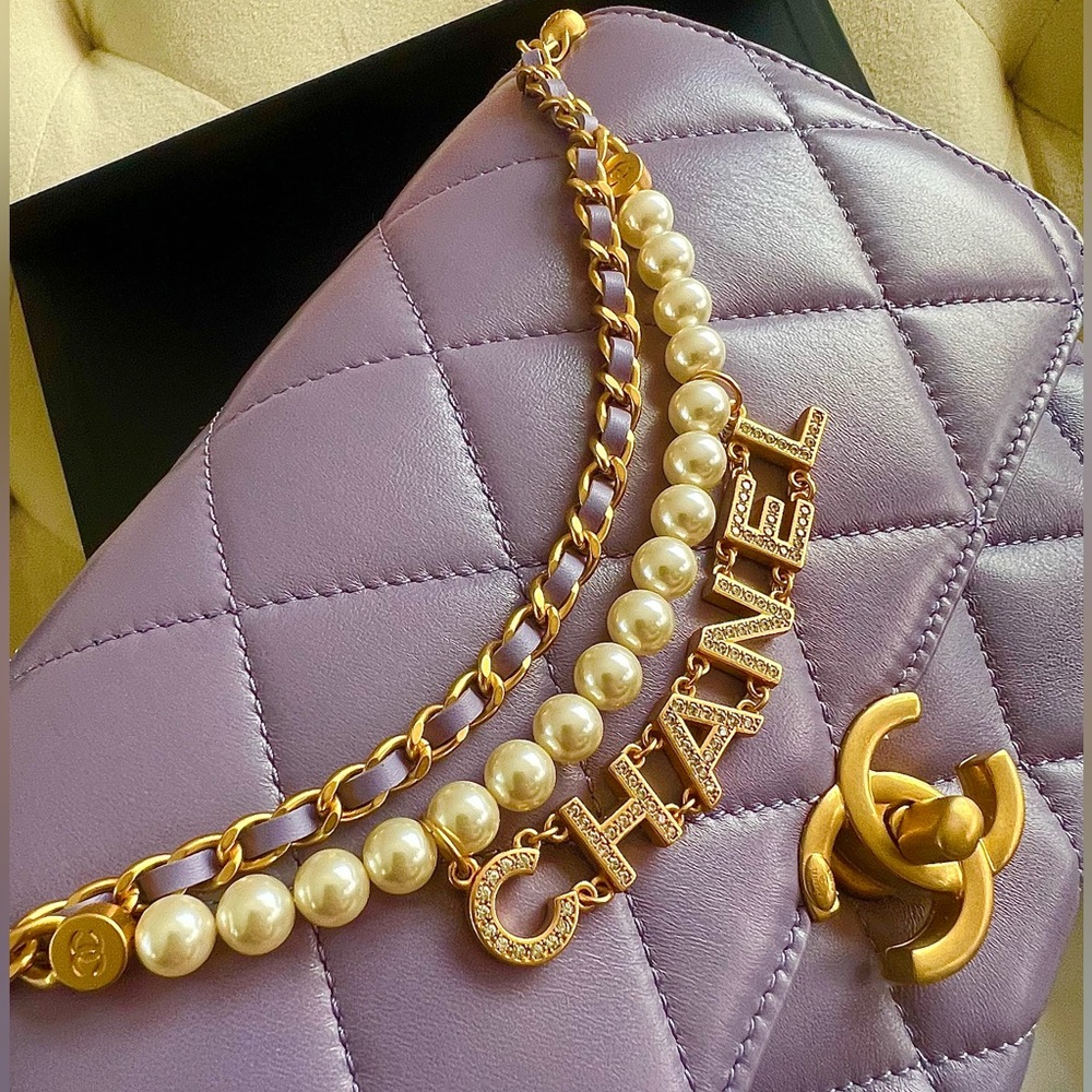 ‼️Rare color & rare size Not a Mini‼️CHANEL Shiny Lambskin Pearl Logo Flap - Picture 2 of 9
